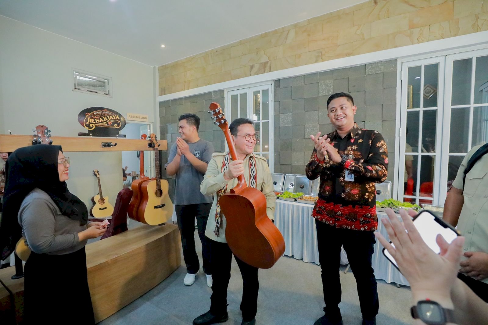 Bupati Klaten Dampingi Menteri Perdagangan RI Kunjungi Pabrik Gitar Jr Sanjaya di Juwiring