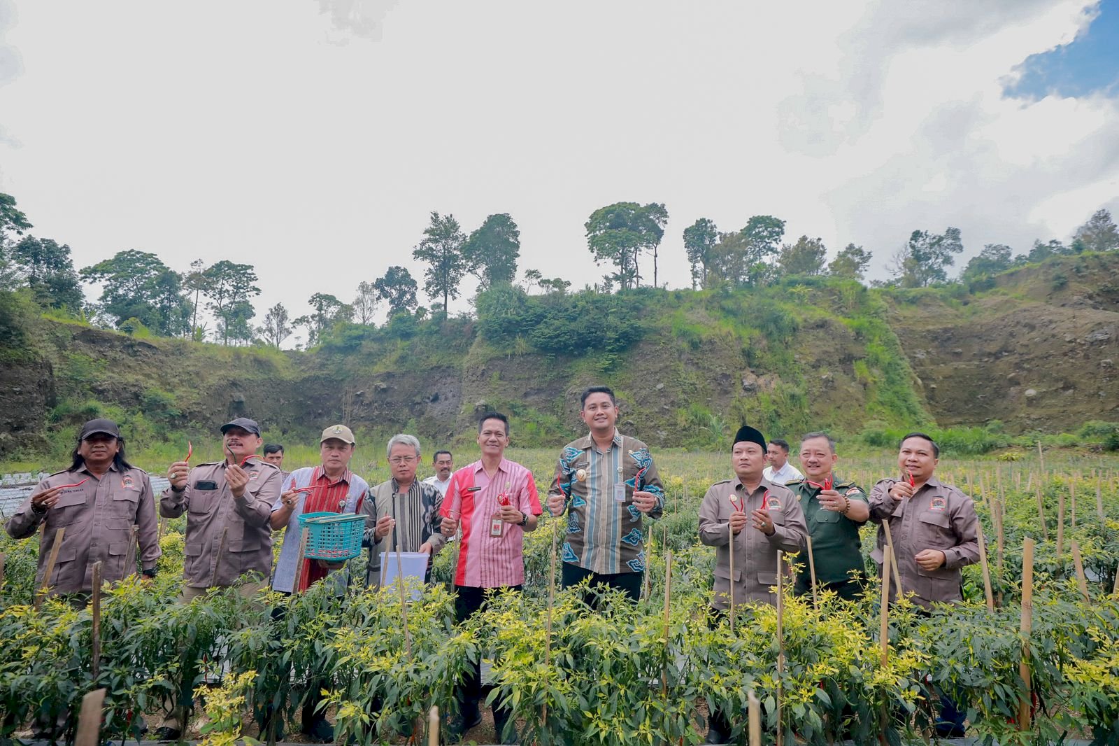 Bupati Klaten Lakukan Rembug Tani dan Panen Cabai di Lahan Eks Tambang Deles