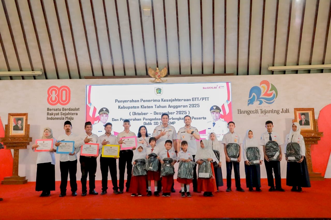 Bupati dan Wabup Klaten Serahkan Kesejahteraan GTT/PTT Tahun Anggaran 2025