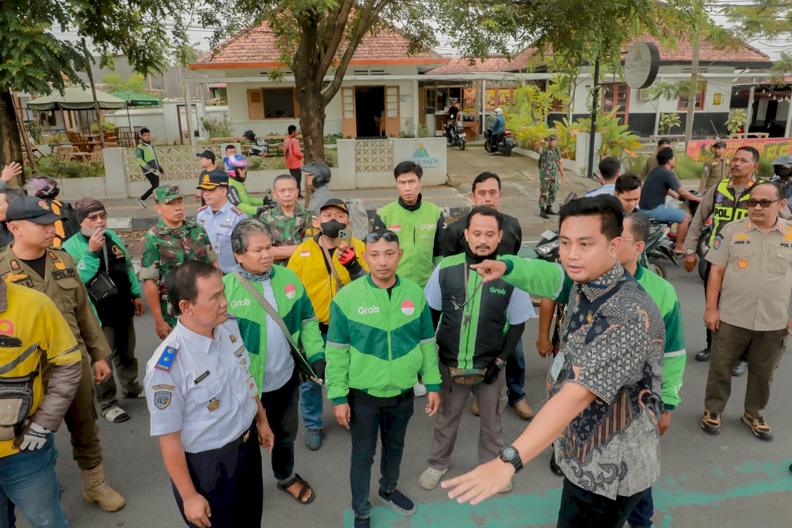 Bupati Klaten Sosialisasikan Titik Pick Up Ojek Pangkalan dan Ojek Online di Stasiun Klaten