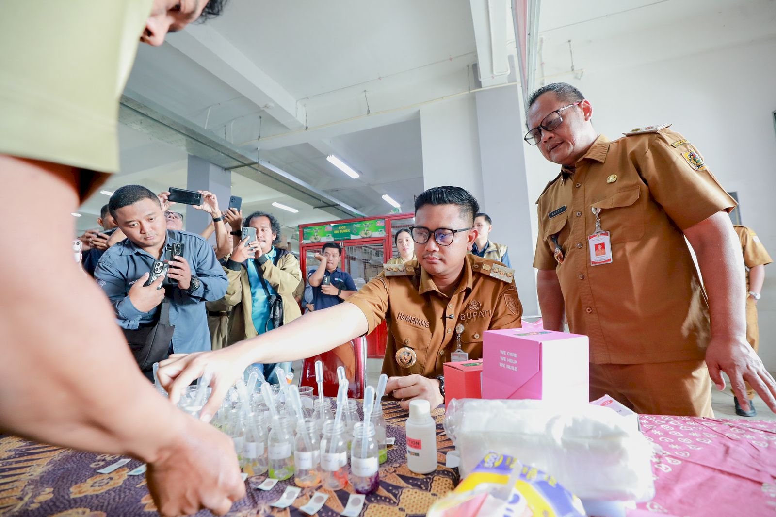 Bupati Klaten Mas Hamenang Tinjau Sampling Pangan di Pasar Gedhe