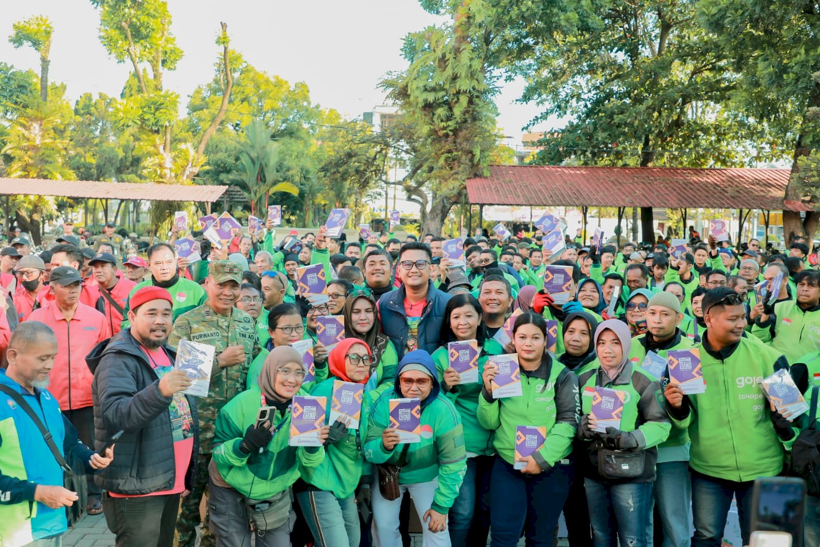 Pemkab Klaten Bagikan Ratusan Bingkisan untuk Pengemudi Ojol dan Opang Jelang Idulfitri