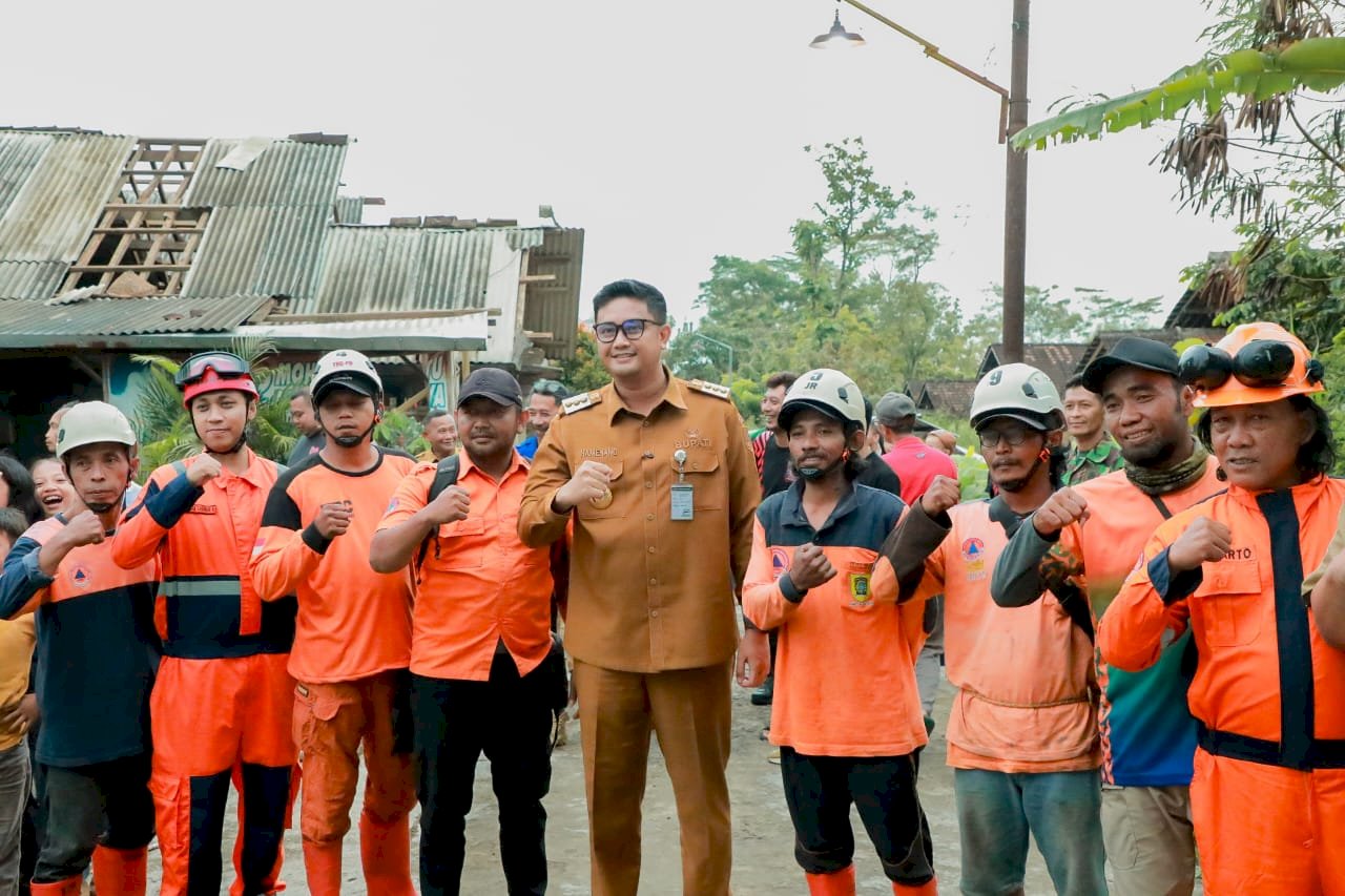 Bupati Klaten Tinjau Daerah Terdampak Puting Beliung, Imbau Warga Waspada Cuaca Ekstrem