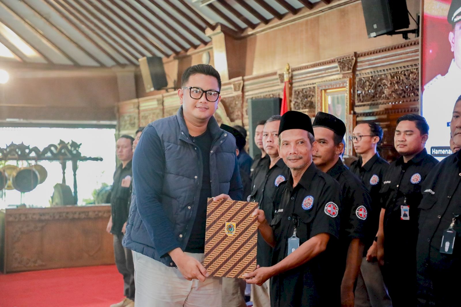 Bupati Klaten Kukuhkan “Sedulur Ambulan”, Perkuat Sinergi Layanan Kesehatan dan Kemanusiaan