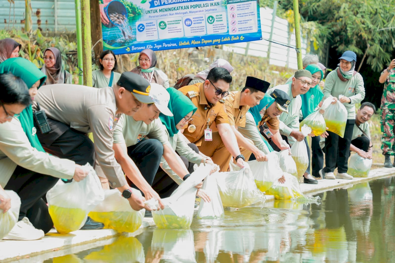 Bupati Klaten Ajak Masyarakat Gemar Konsumsi Ikan, Tebar 10.000 Benih Tawes di Embung Desa Malangan