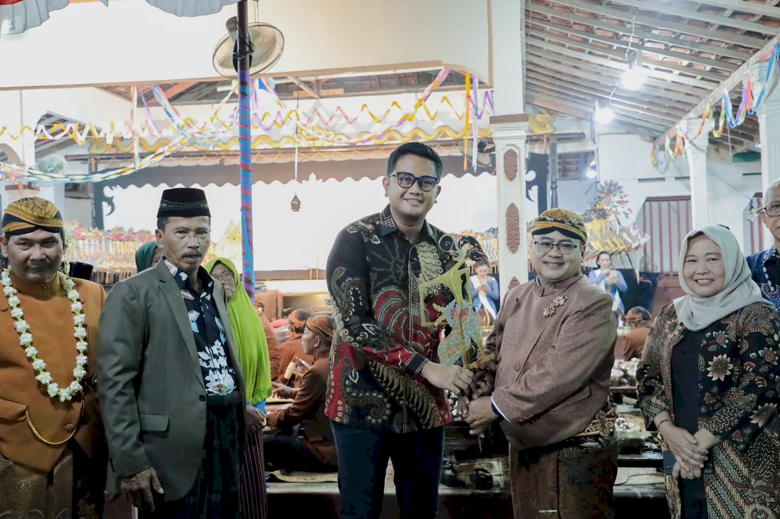 Ribuan Apem Dibagikan, Bupati Klaten Apresiasi Tradisi dan Guyub Warga Bulurejo
