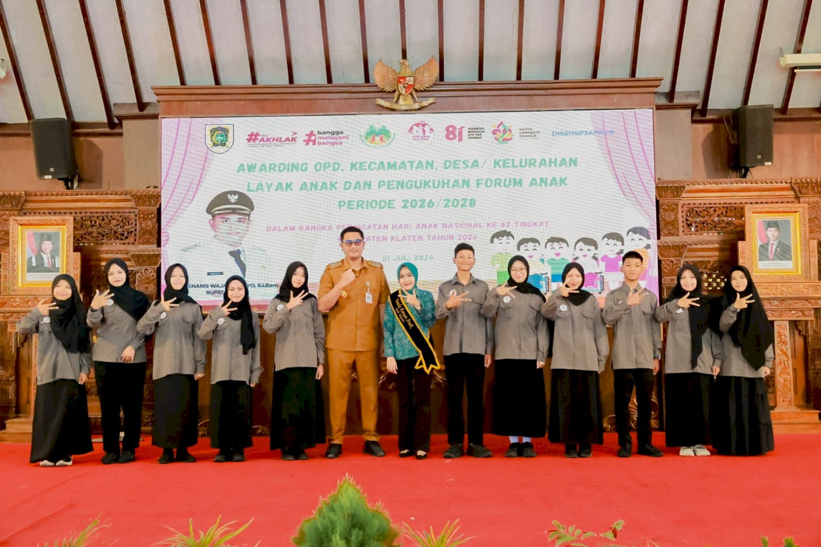Bupati Klaten Kukuhkan Forum Anak Klaten 2026-2028 dan Serahkan Penghargaan Layak Anak