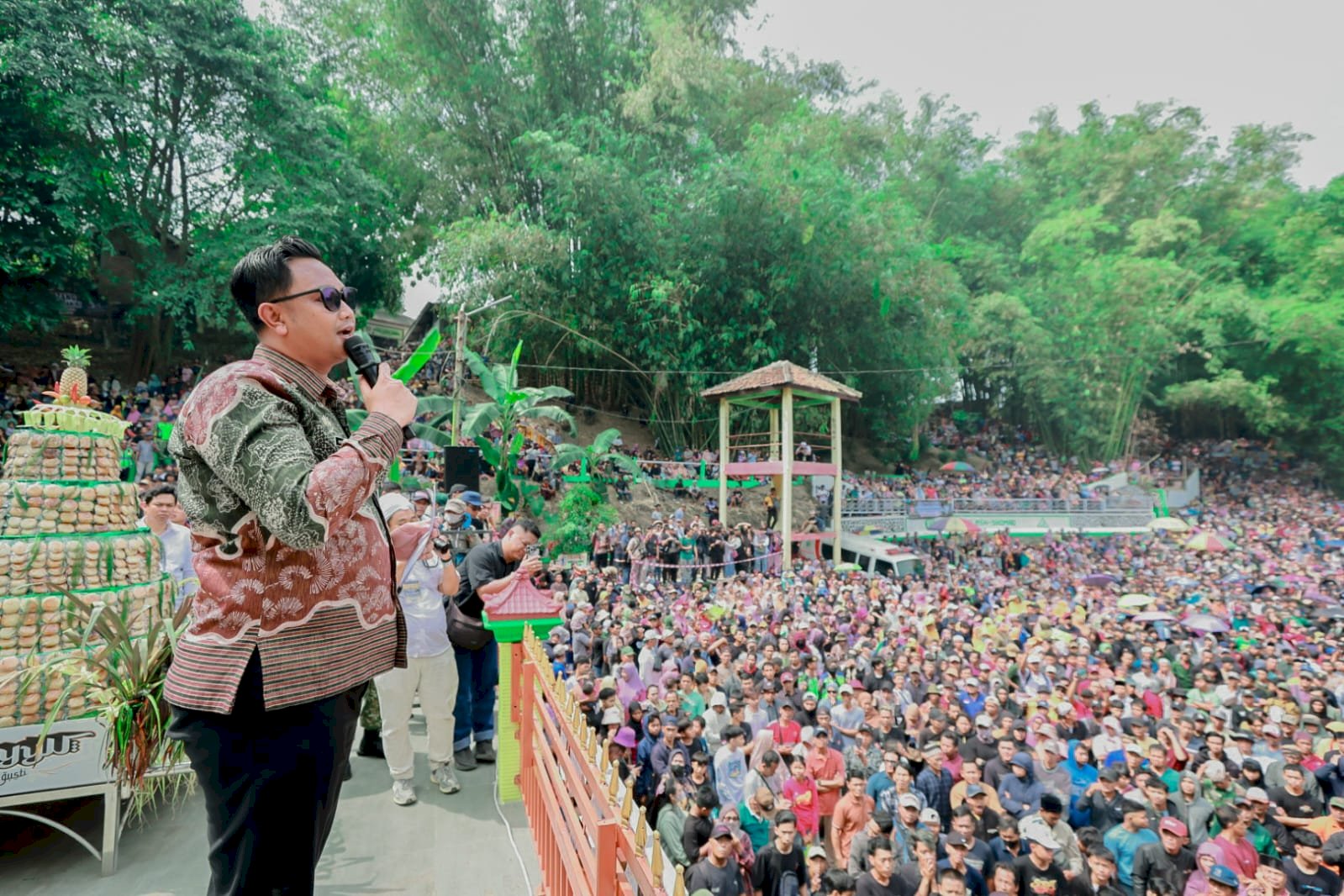 Tradisi Yaa Qowiyyu, Ribuan Masyarakat Ikuti Sebaran Apem di Jatinom