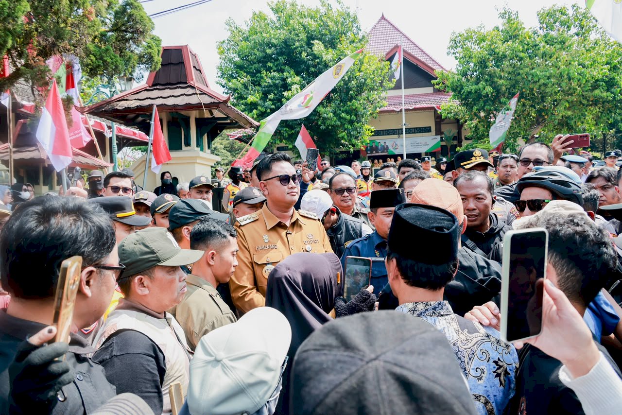 Bupati Klaten Temui Massa Aksi, Siap Dengarkan Aspirasi Meski Upaya Dialog Belum Terwujud