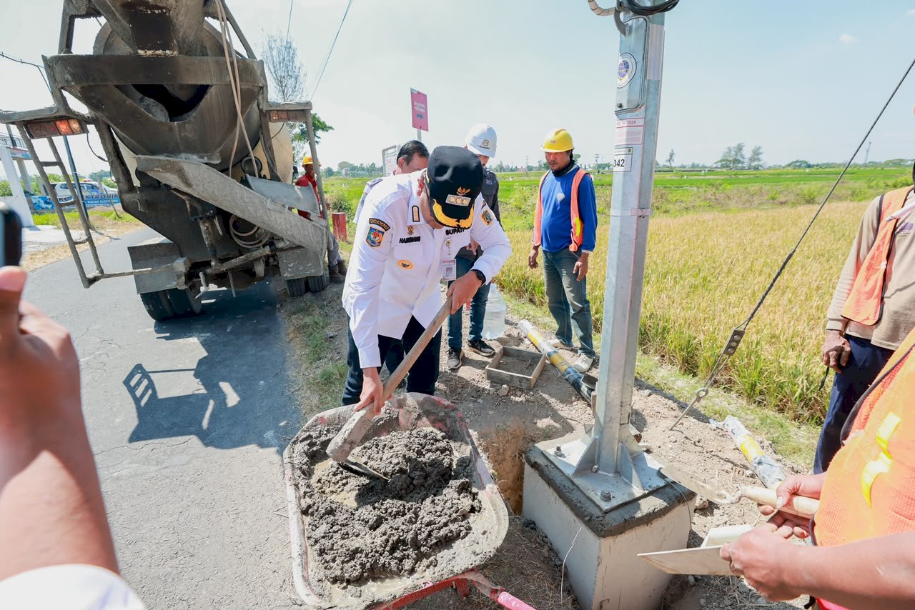 Bupati Klaten Tinjau Pemasangan Lampu Penerangan Jalan, 230 Titik Mulai Dipasang Bertahap