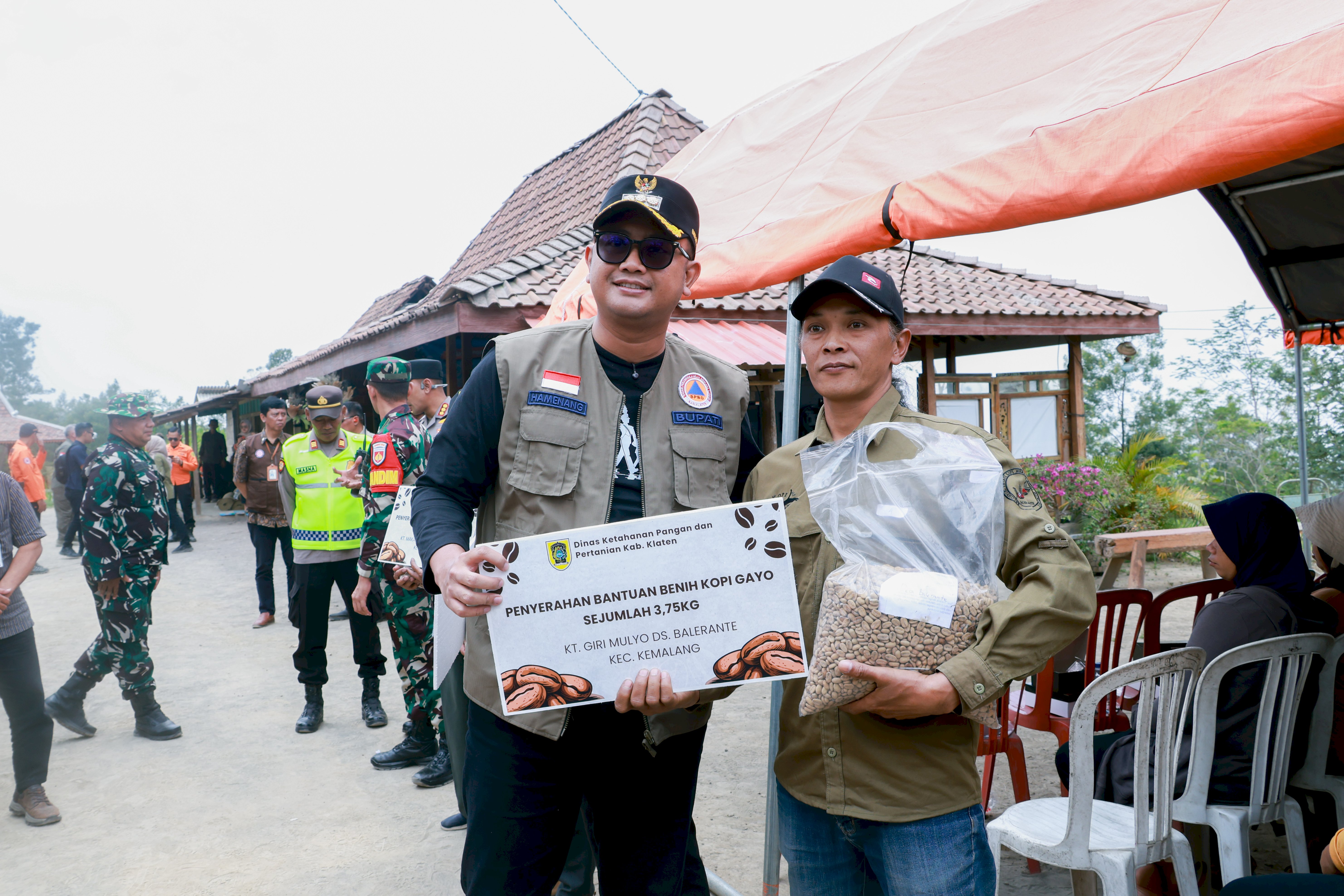 Bupati Klaten Serahkan 30 Ribu Biji Kopi Gayo Lues untuk Petani Lereng Merapi